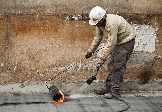 Travaux-d’étanchéité-de-terrasse-avec-des-produits-EPDM-à-Brive-la-Gaillarde